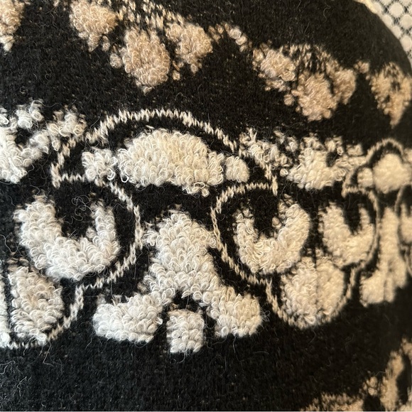 Black and Cream V-Neck Sweater / Belldini Size M - Picture 3 of 5